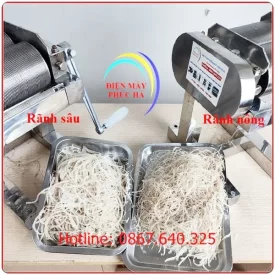 Máy thái bì heo quay tay đang thái bì heo thành sợi nhỏ, mỏng