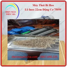 Máy thái bì heo lô 22cm đang thái bì heo thành sợi nhỏ, mỏng
